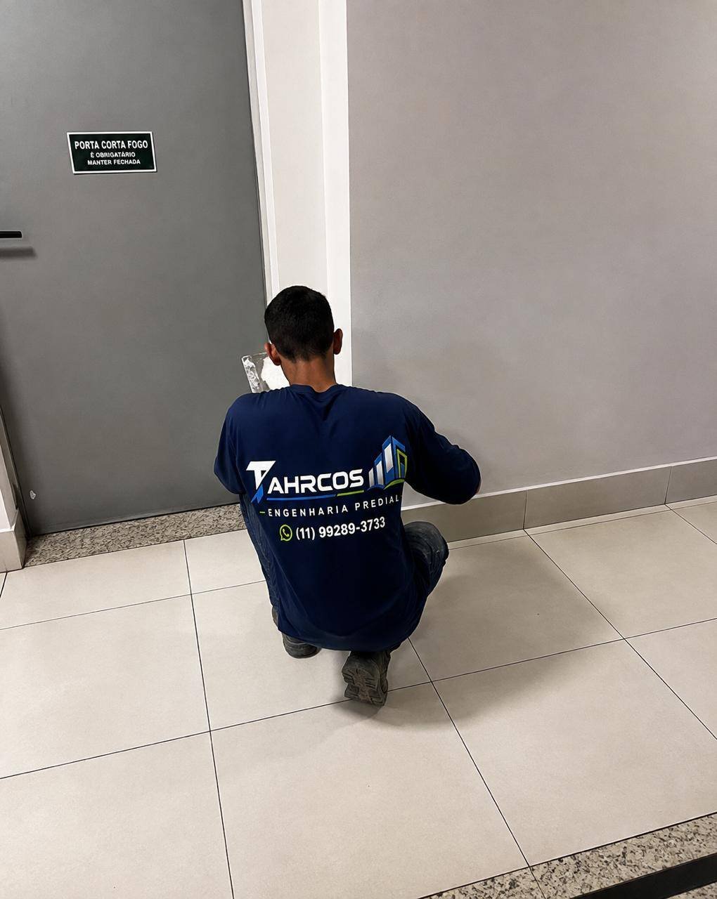 Aplicação de rodapé em corredor de condomínio