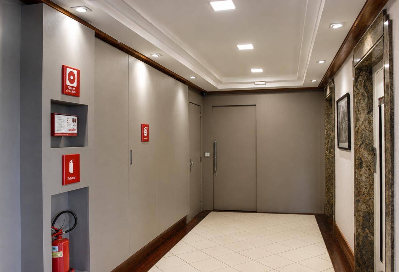 Tratamento de teto em escada e hall