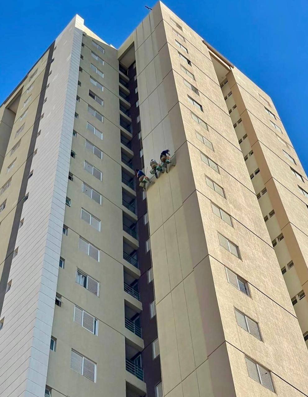 Edifício com equipe de recuperação de fachada